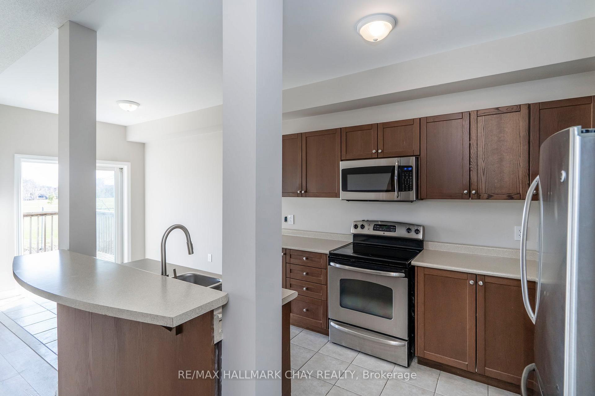 Photo 3 of 22 Arch Brown Court, Barrie, East Bayfield — HOMEH