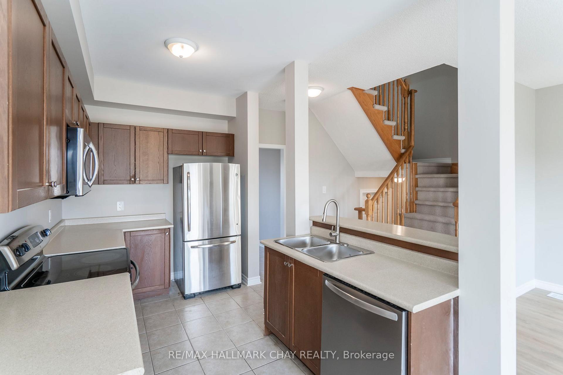 Photo 5 of 22 Arch Brown Court, Barrie, East Bayfield — HOMEH