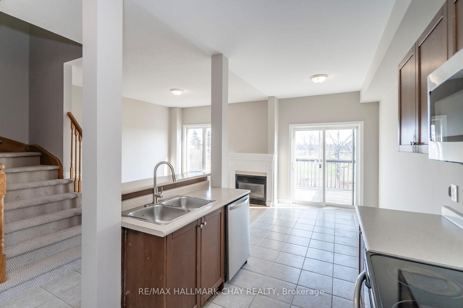 Photo 6 of 22 Arch Brown Court, Barrie, East Bayfield — HOMEH