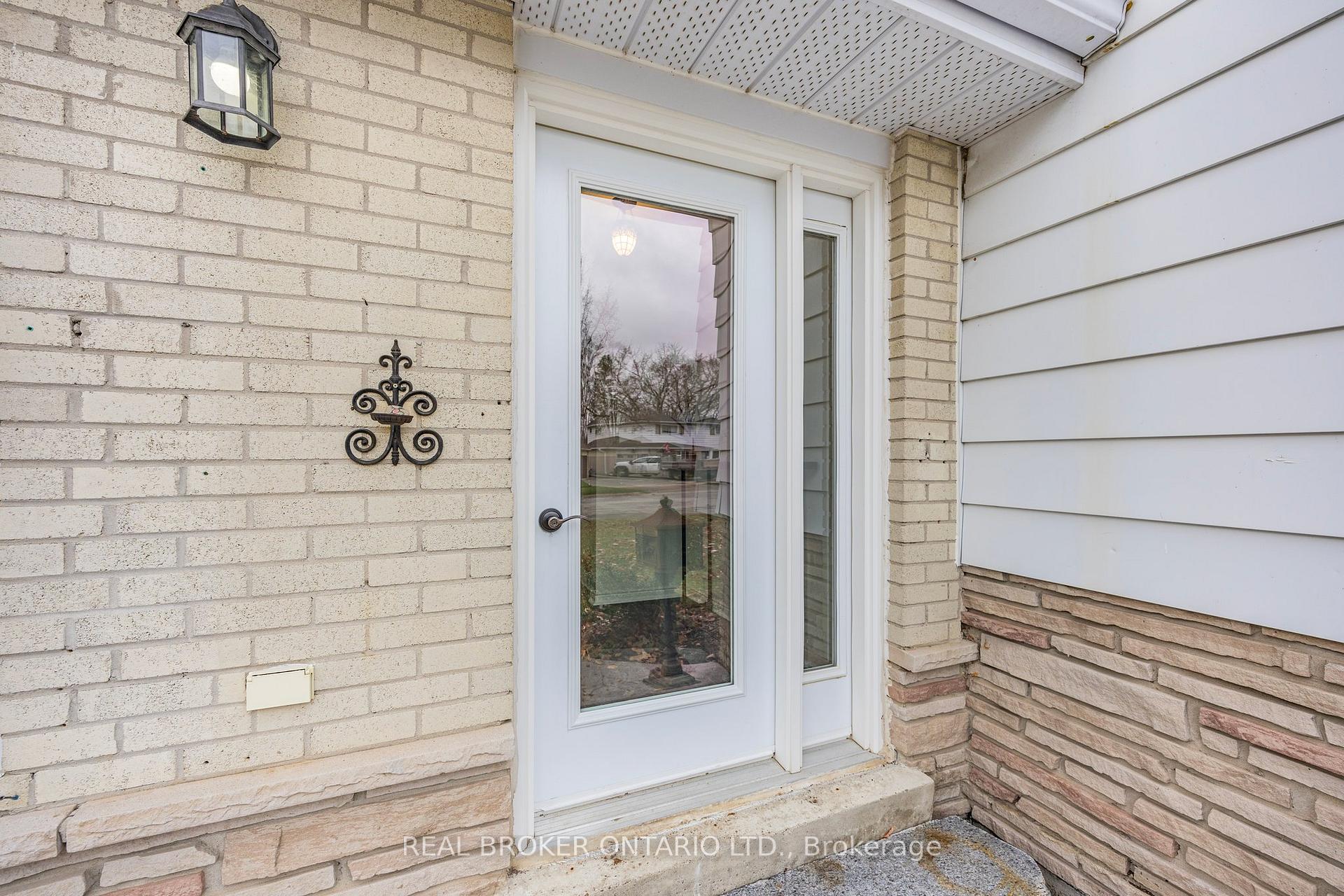 Photo 4 of 12 Curtiss Court, Barrie, Grove East — HOMEH