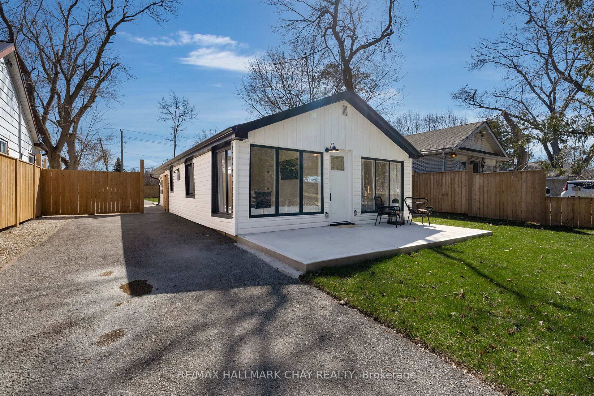 Photo 2 of 207 Southview Road, Barrie, South Shore — HOMEH