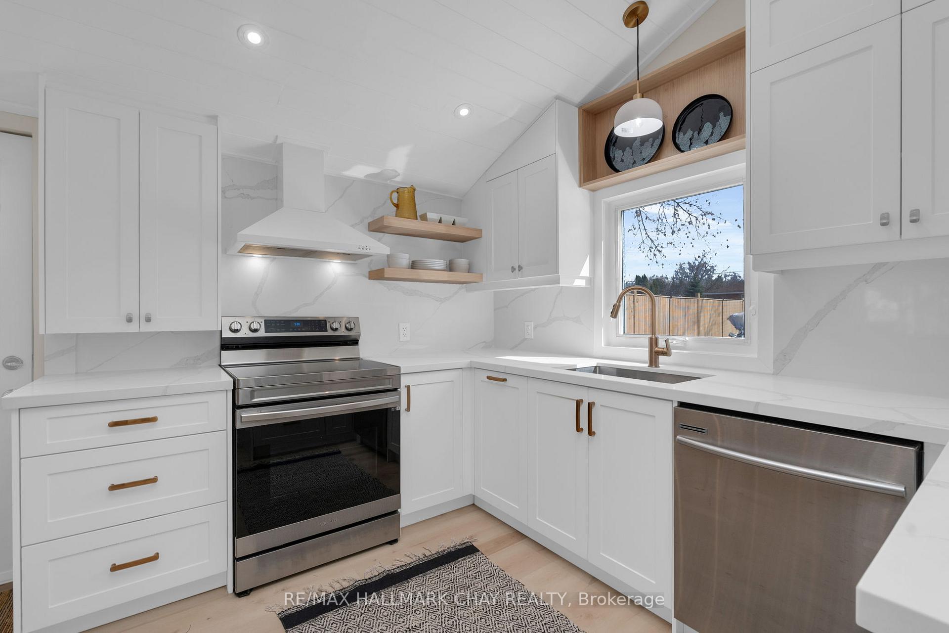 Photo 10 of 207 Southview Road, Barrie, South Shore — HOMEH