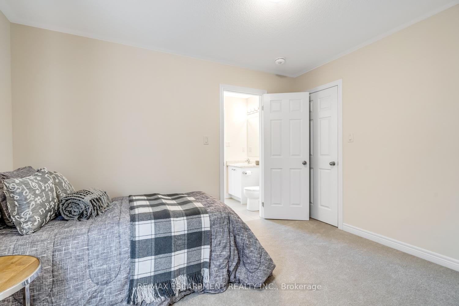 Photo 23 of 3916 Koenig Road, Burlington, Alton — HOMEH
