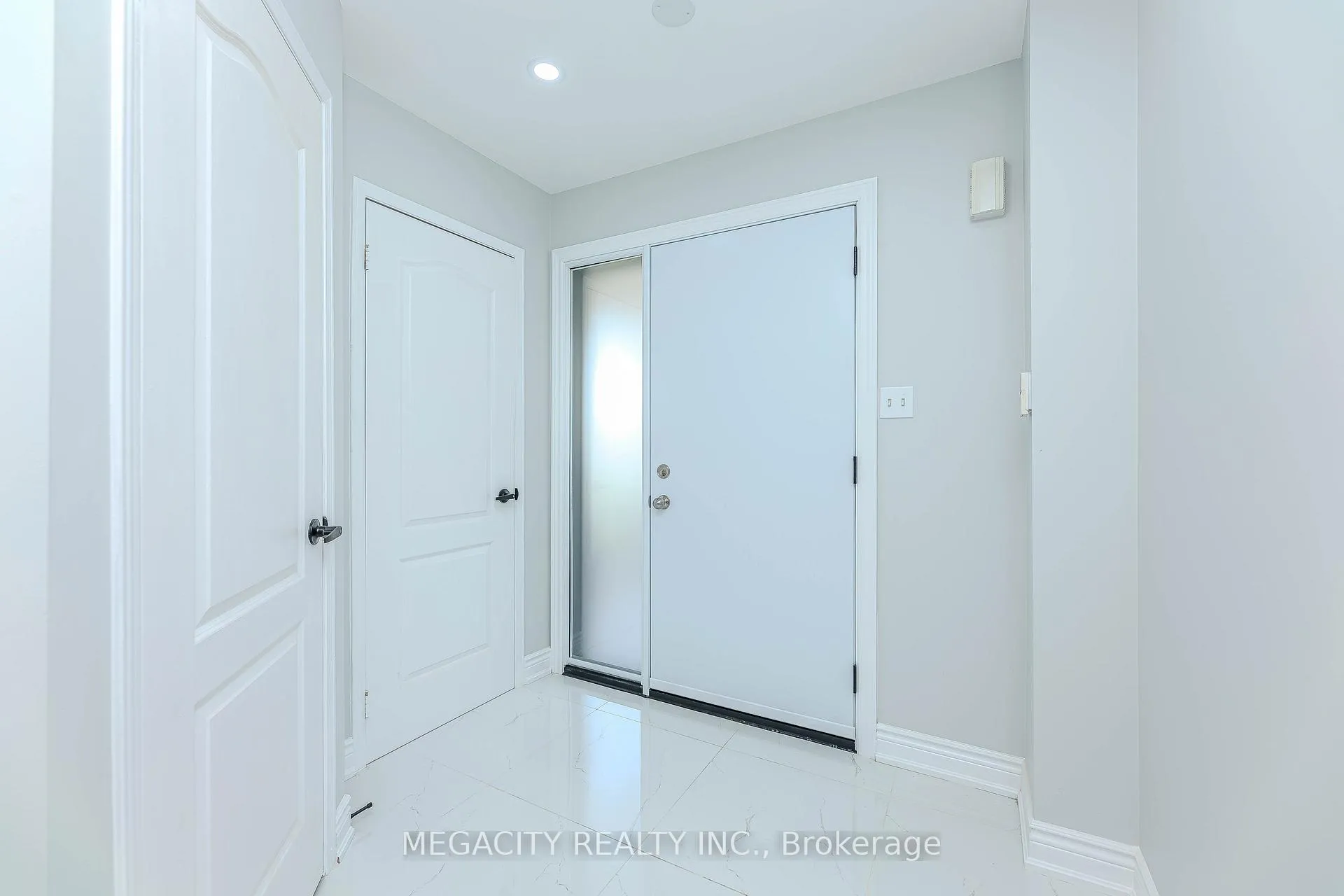 Photo 7 of 6 Linderwood Drive, Brampton, Fletcher's Meadow — HOMEH