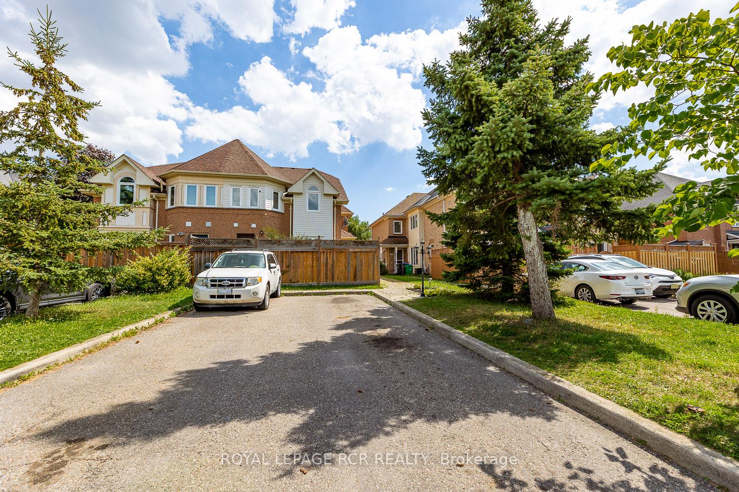 Photo 3 of 198 Pressed Brick Drive, Brampton, Brampton North — HOMEH