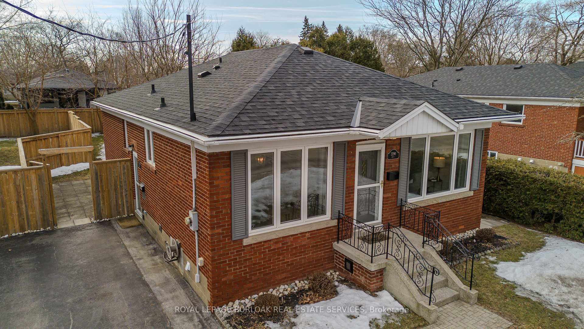 Photo 1 of 2290 Woodward Avenue, Burlington, Brant — HOMEH