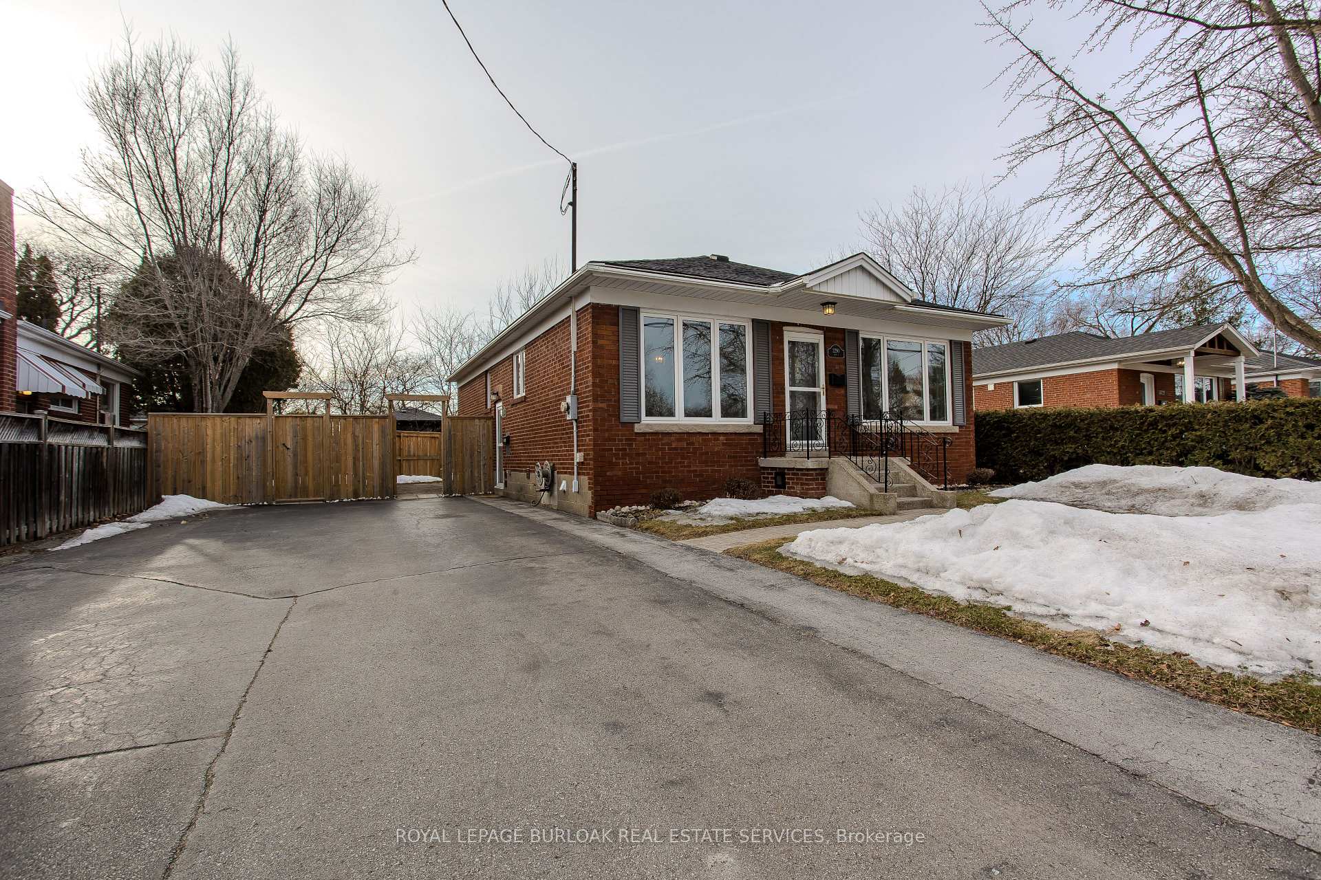 Photo 3 of 2290 Woodward Avenue, Burlington, Brant — HOMEH