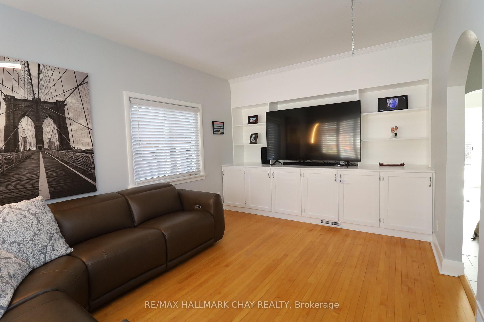Photo 3 of 138 Owen Street N, Barrie, Wellington — HOMEH