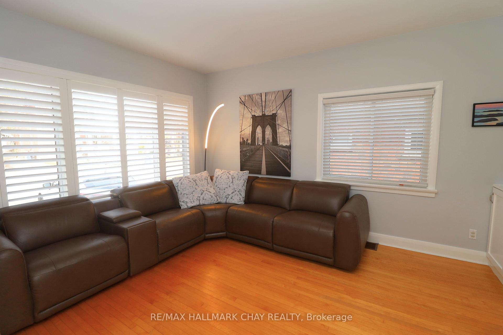 Photo 4 of 138 Owen Street N, Barrie, Wellington — HOMEH