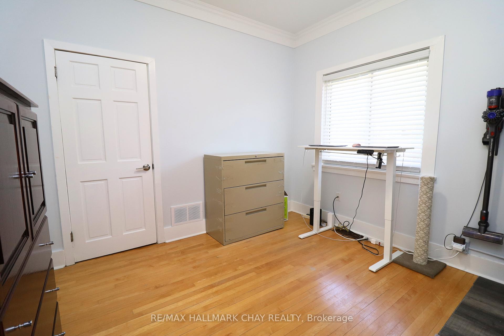 Photo 17 of 138 Owen Street N, Barrie, Wellington — HOMEH
