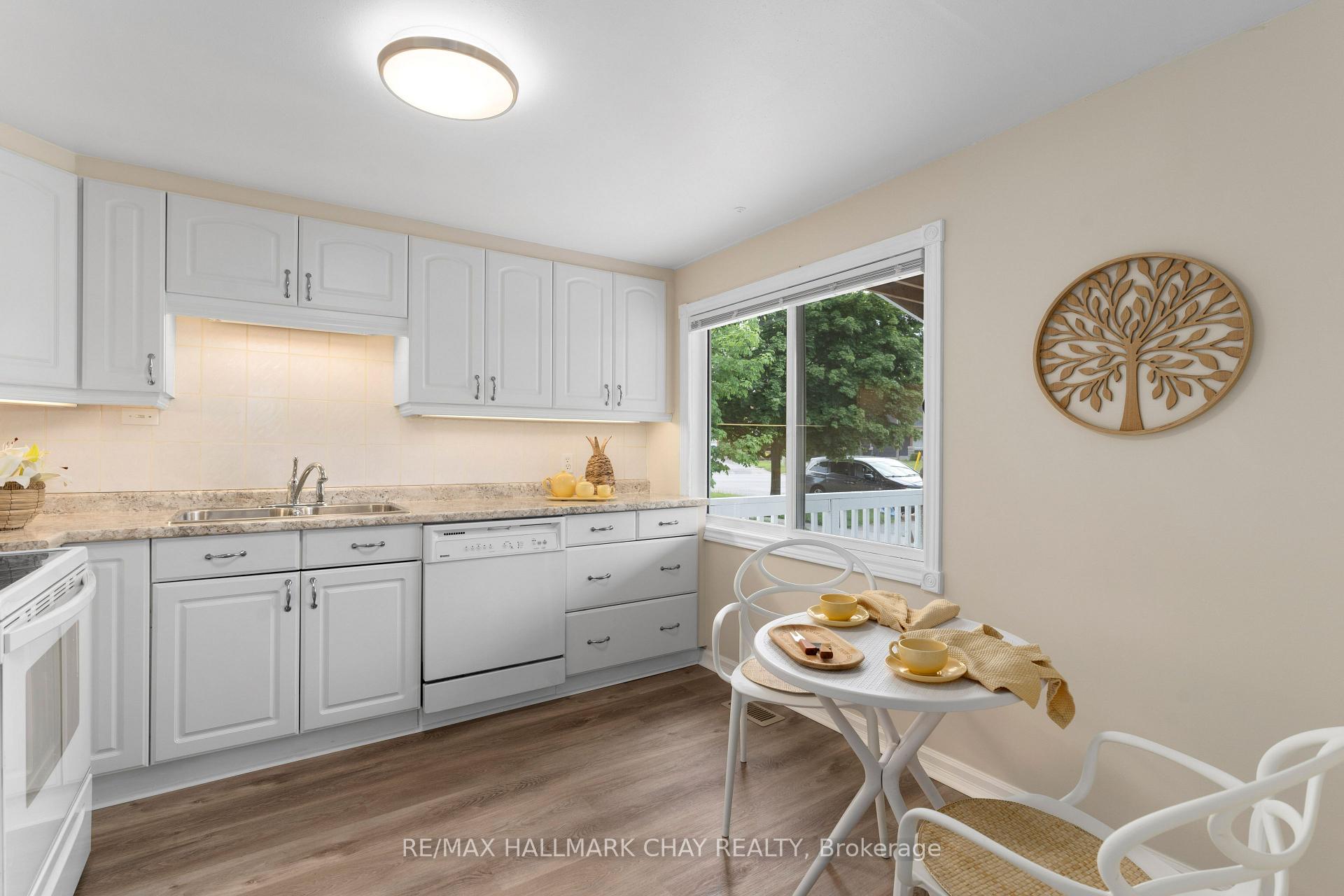 Photo 5 of 4 Dufferin Street, Barrie, Sanford — HOMEH