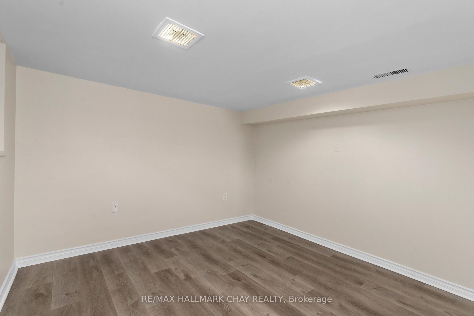 Photo 36 of 4 Dufferin Street, Barrie, Sanford — HOMEH