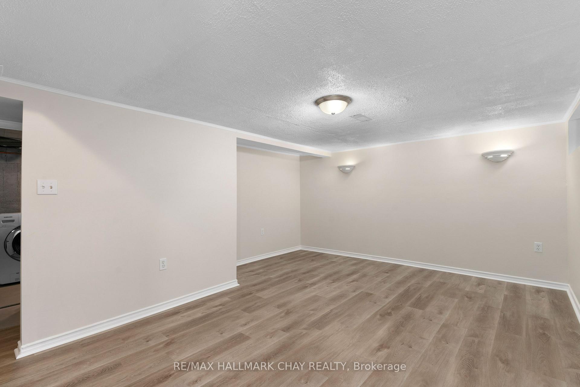 Photo 38 of 4 Dufferin Street, Barrie, Sanford — HOMEH
