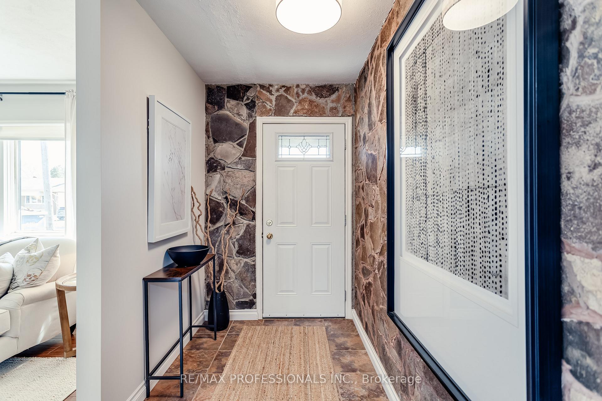 Photo 3 of 84 Foxbar Road N, Burlington, Appleby — HOMEH