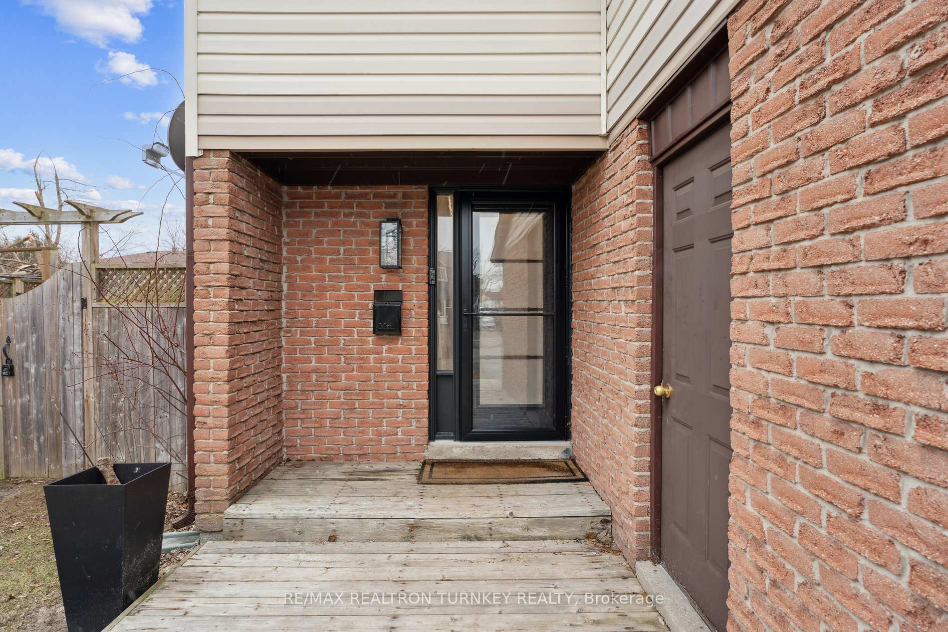 Photo 3 of 16 Mowat Crescent, Barrie, Letitia Heights — HOMEH