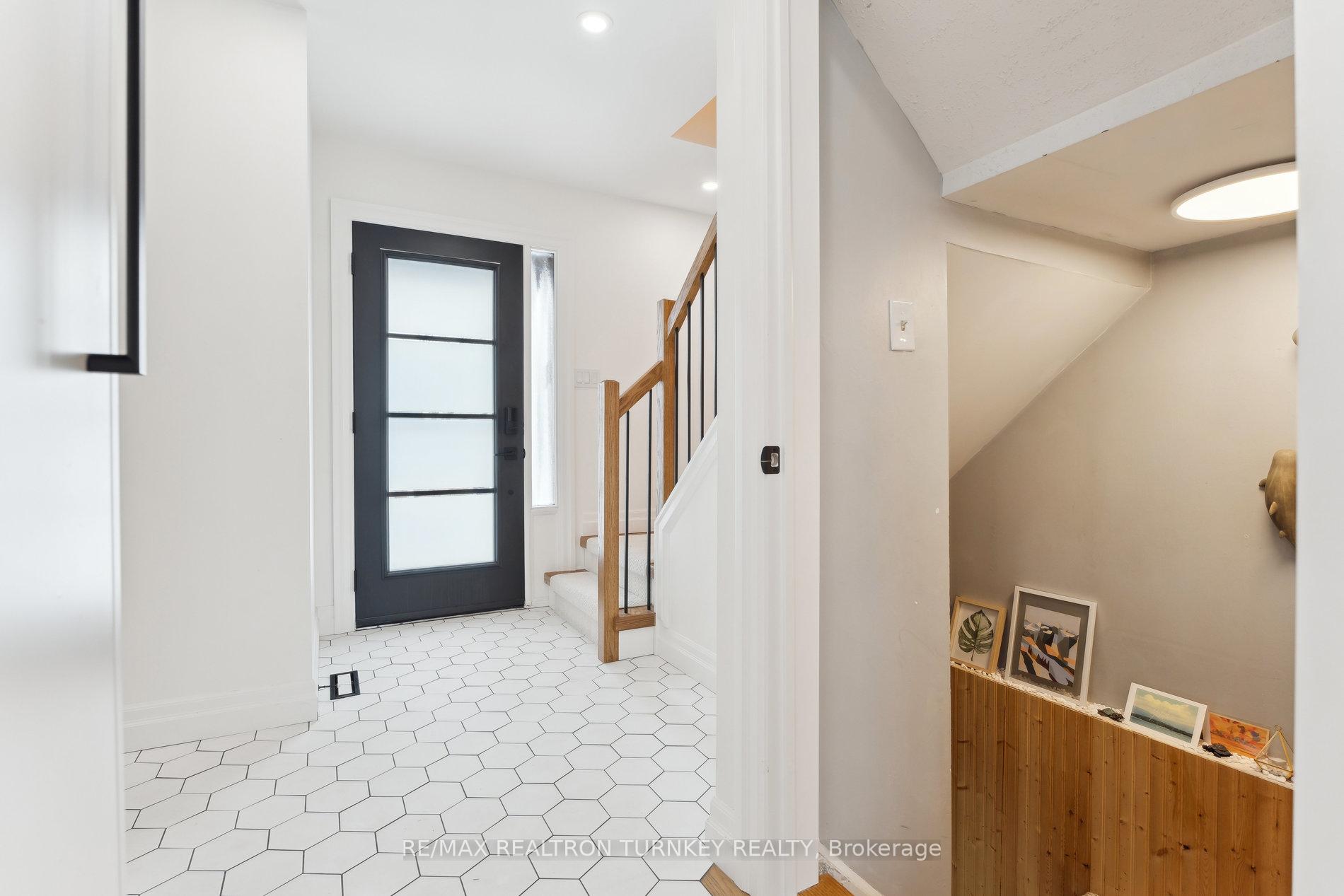 Photo 5 of 16 Mowat Crescent, Barrie, Letitia Heights — HOMEH
