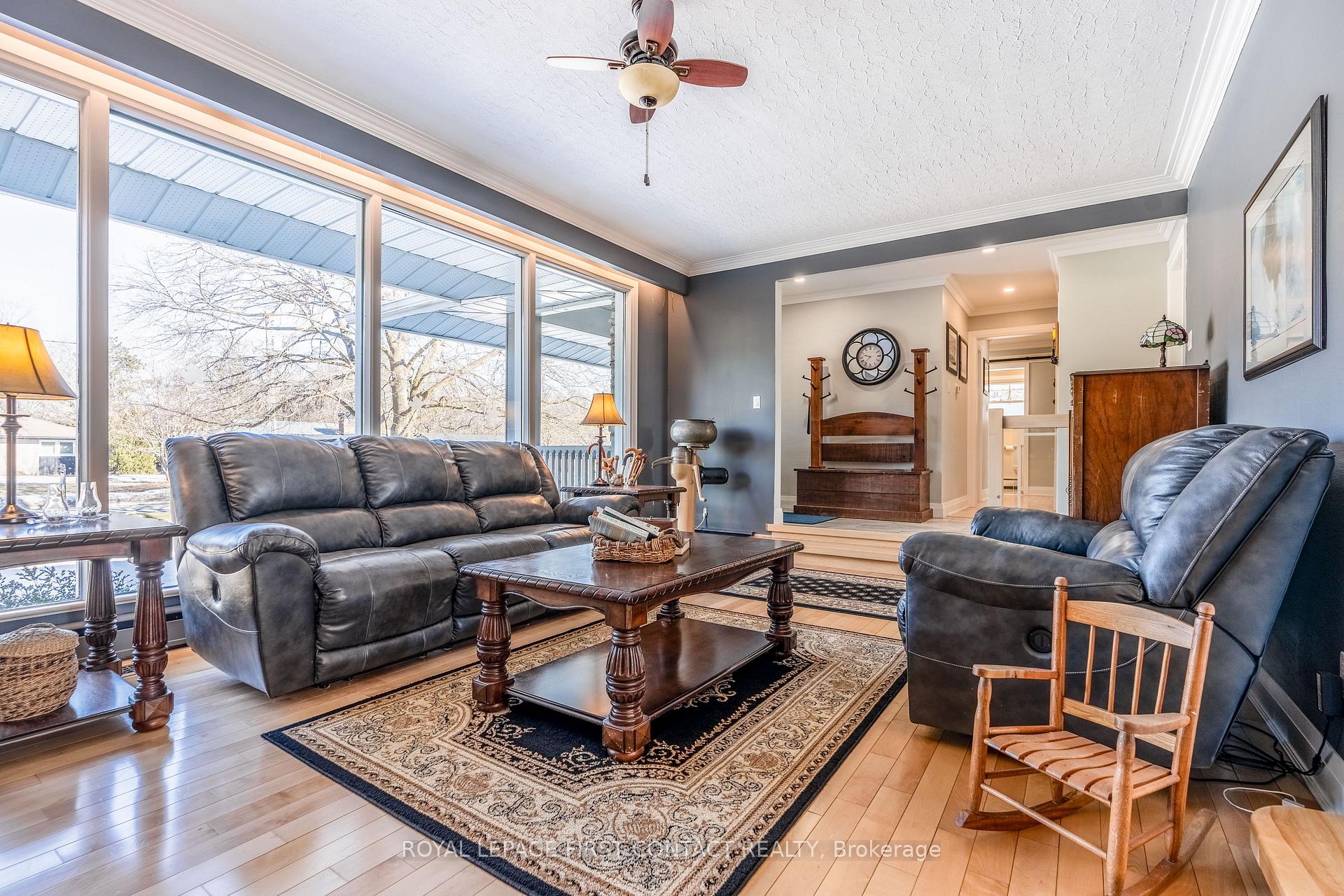 Photo 3 of 8 Brookdale Drive, Barrie, Sunnidale — HOMEH
