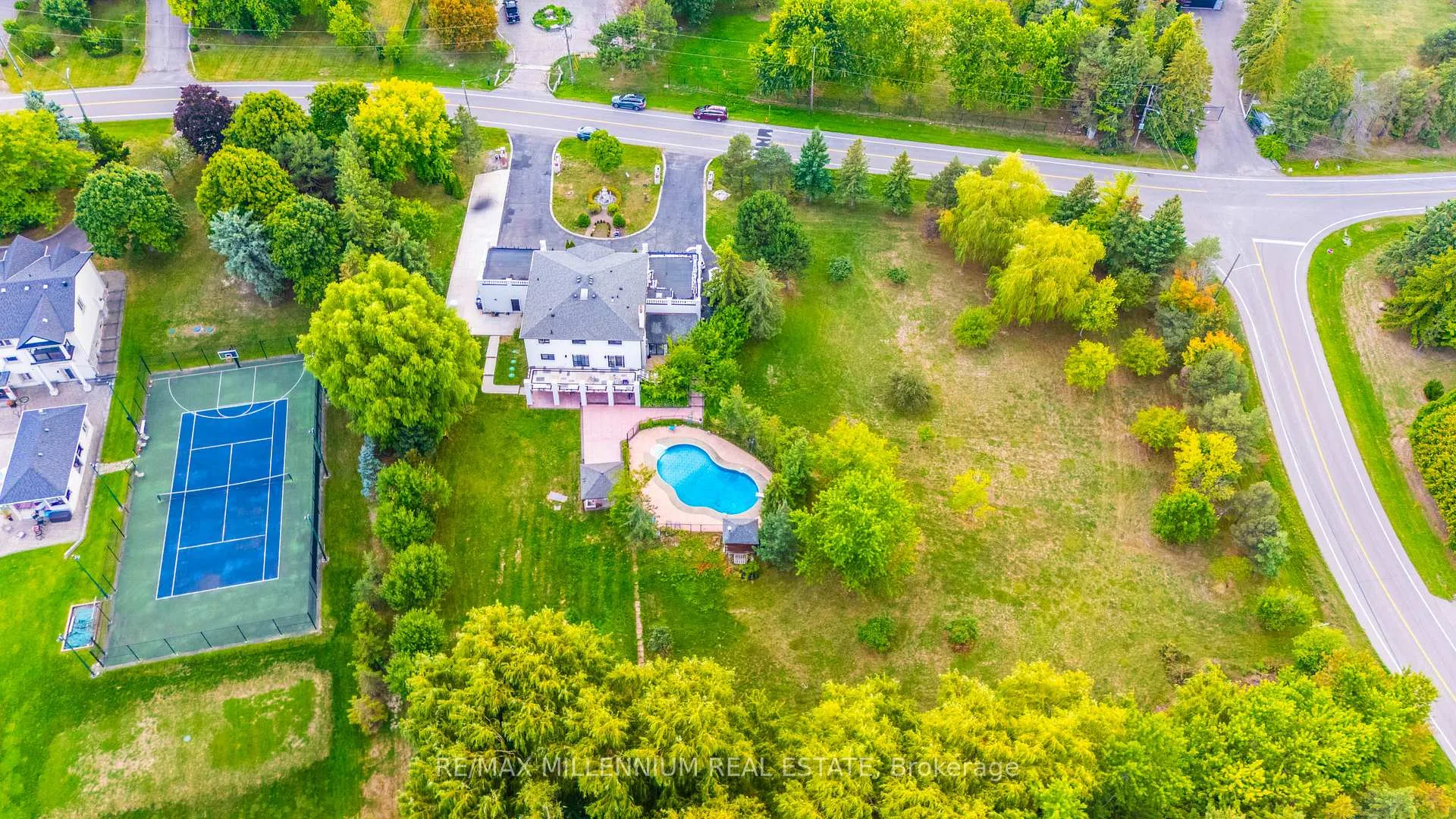 Photo 3 of 15 Julian Drive, Brampton, Bram East — HOMEH