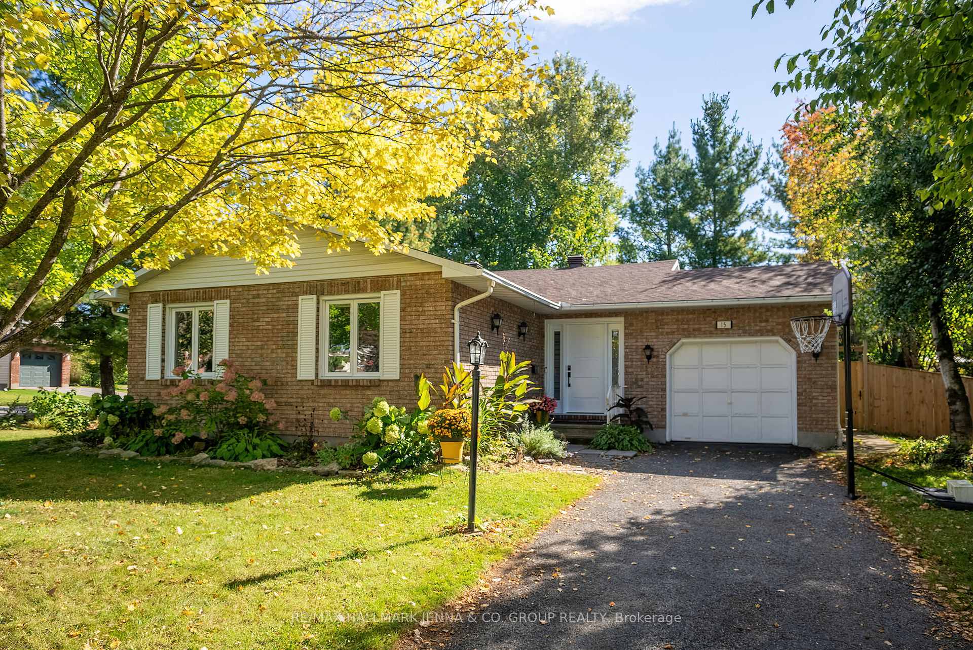 Photo 3 of 15 Bartley Crescent, Ottawa, Barrhaven - On the Green — HOMEH