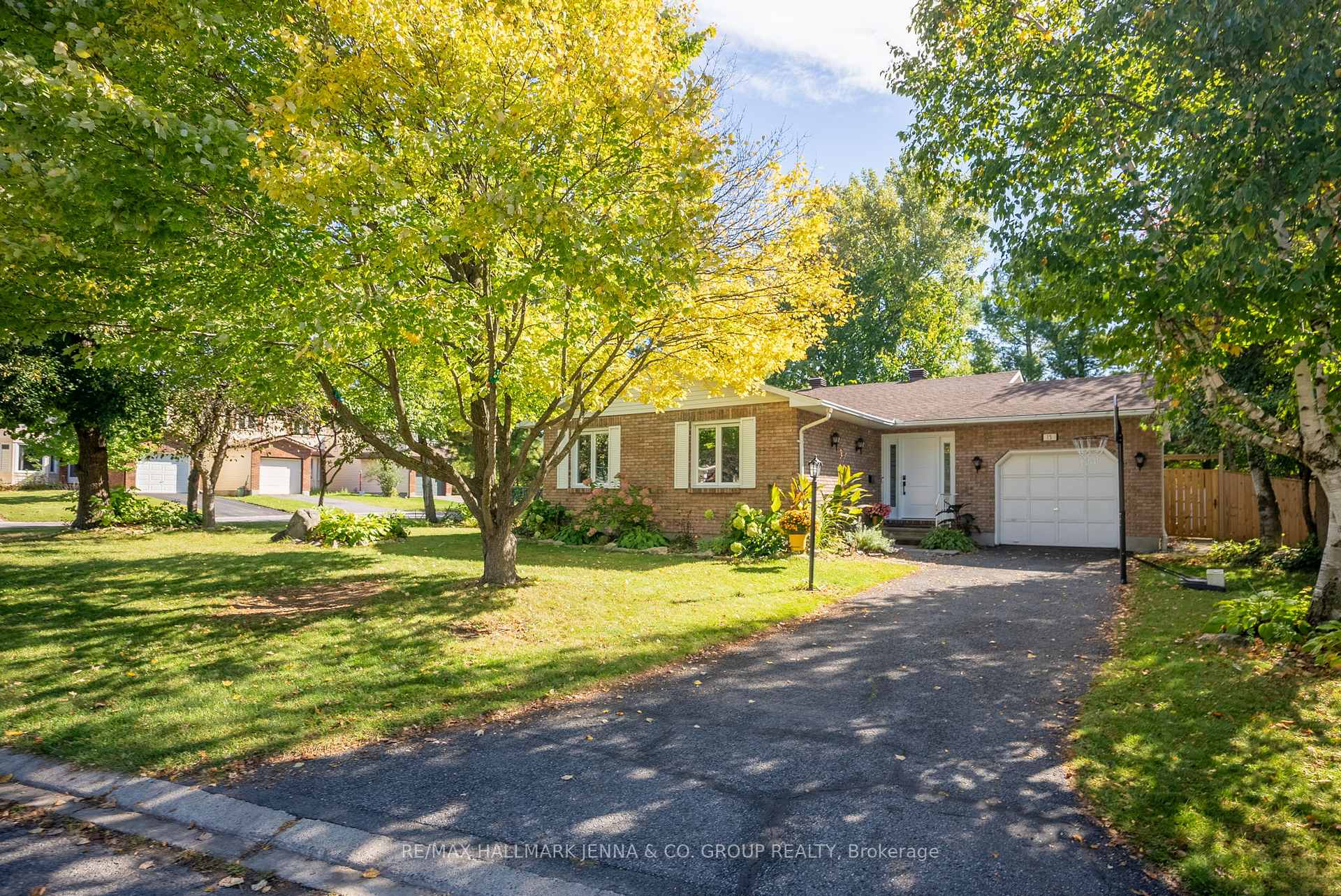 Photo 4 of 15 Bartley Crescent, Ottawa, Barrhaven - On the Green — HOMEH