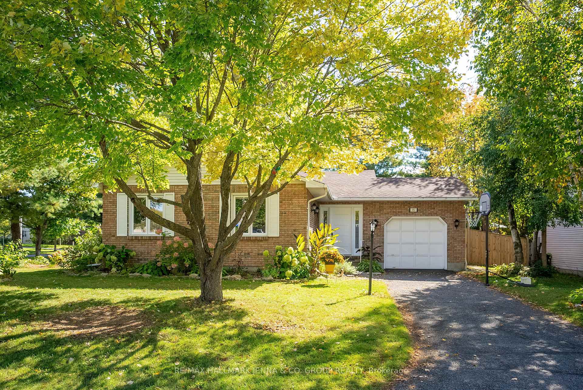 Photo 5 of 15 Bartley Crescent, Ottawa, Barrhaven - On the Green — HOMEH