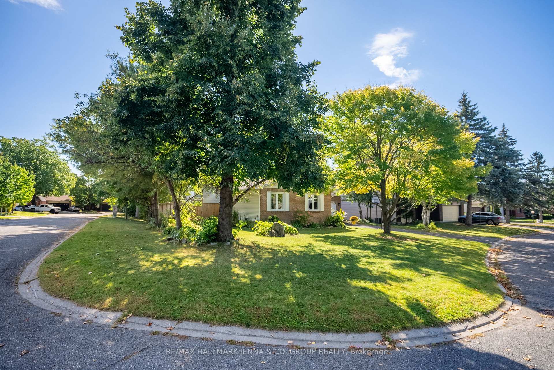 Photo 6 of 15 Bartley Crescent, Ottawa, Barrhaven - On the Green — HOMEH