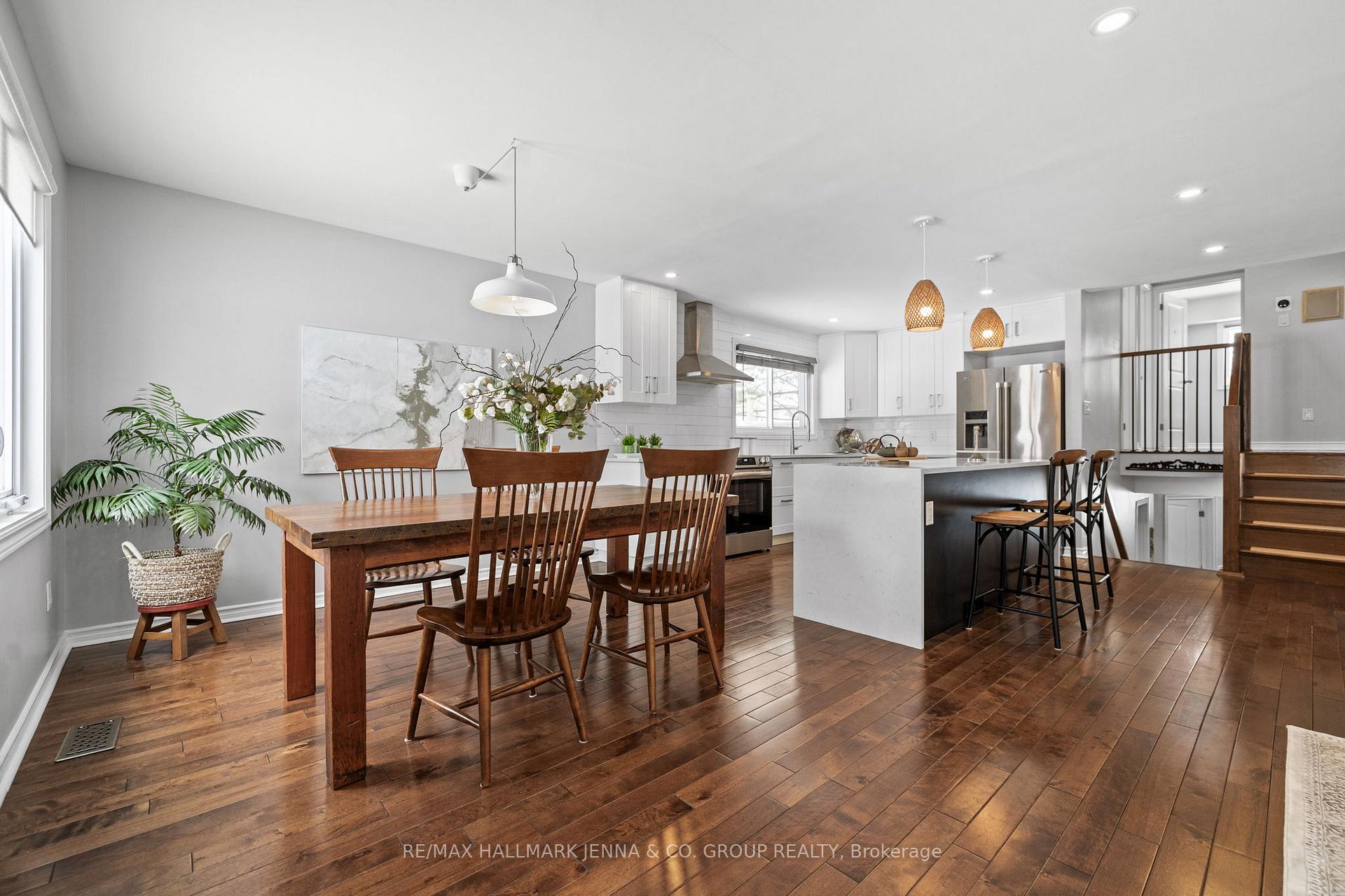 Photo 12 of 15 Bartley Crescent, Ottawa, Barrhaven - On the Green — HOMEH