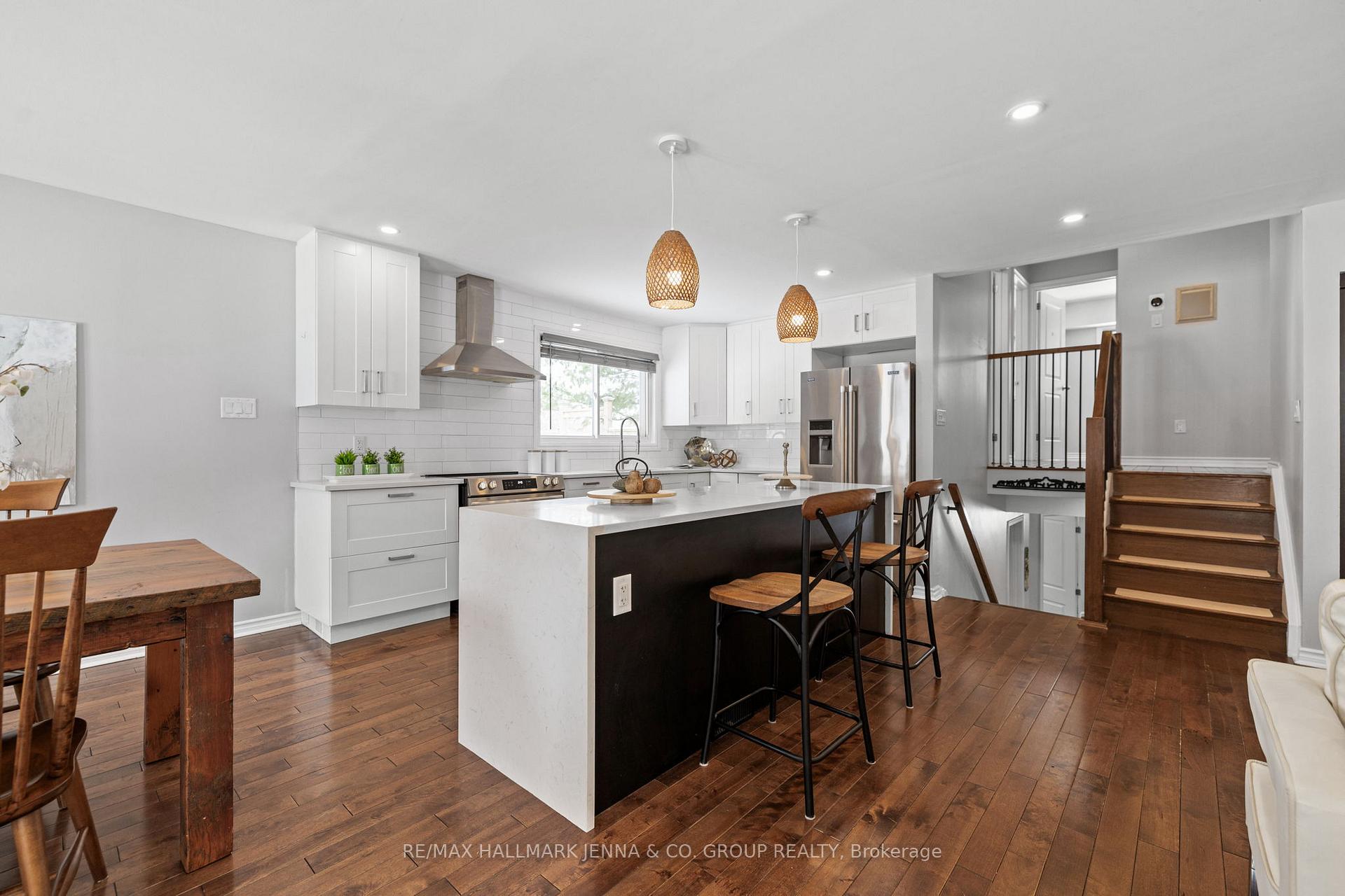 Photo 13 of 15 Bartley Crescent, Ottawa, Barrhaven - On the Green — HOMEH
