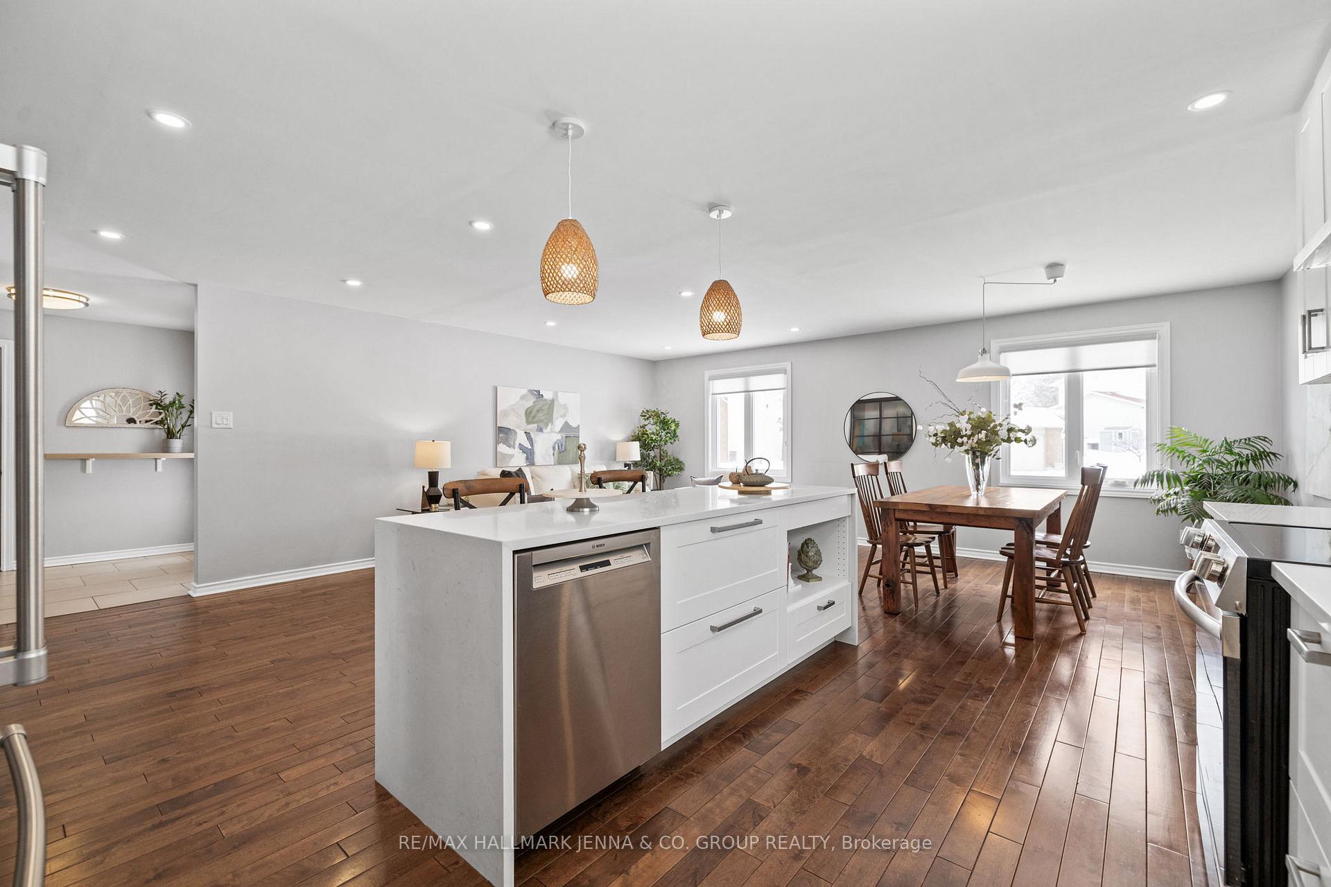 Photo 15 of 15 Bartley Crescent, Ottawa, Barrhaven - On the Green — HOMEH