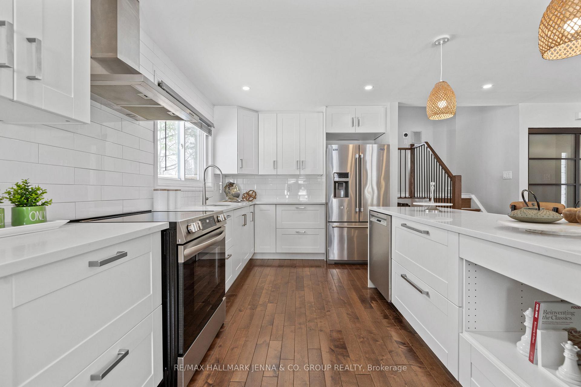 Photo 18 of 15 Bartley Crescent, Ottawa, Barrhaven - On the Green — HOMEH