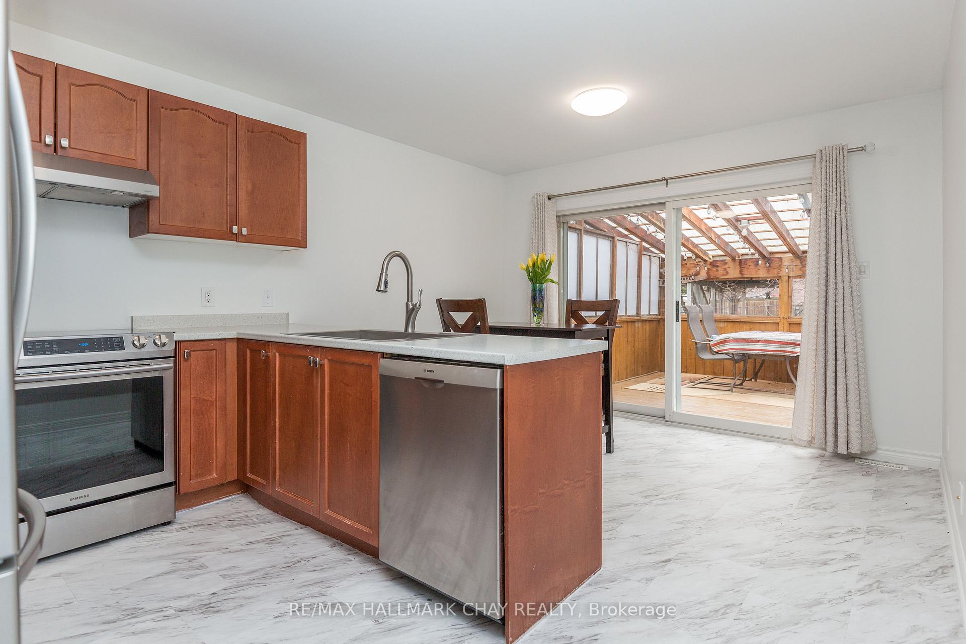 Photo 11 of 65 Osprey Ridge Road, Barrie, Little Lake — HOMEH
