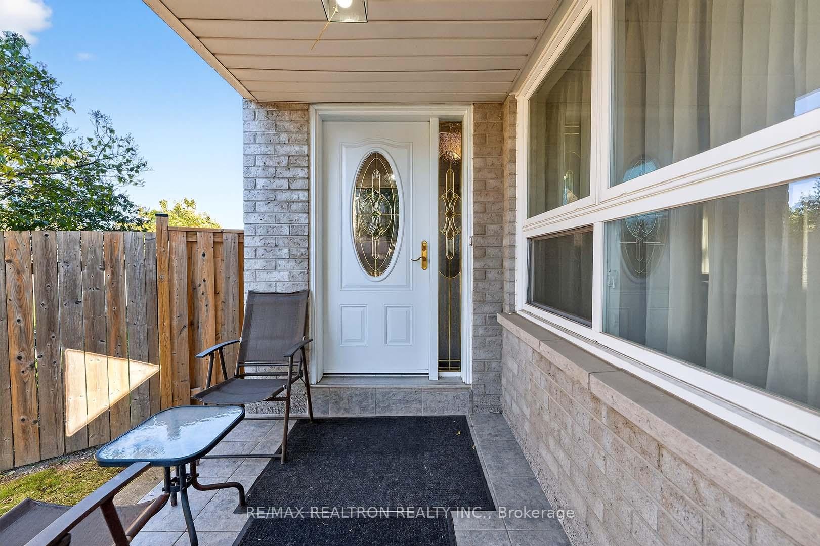 Photo 2 of 18 Newell Place, Brampton, Westgate — HOMEH