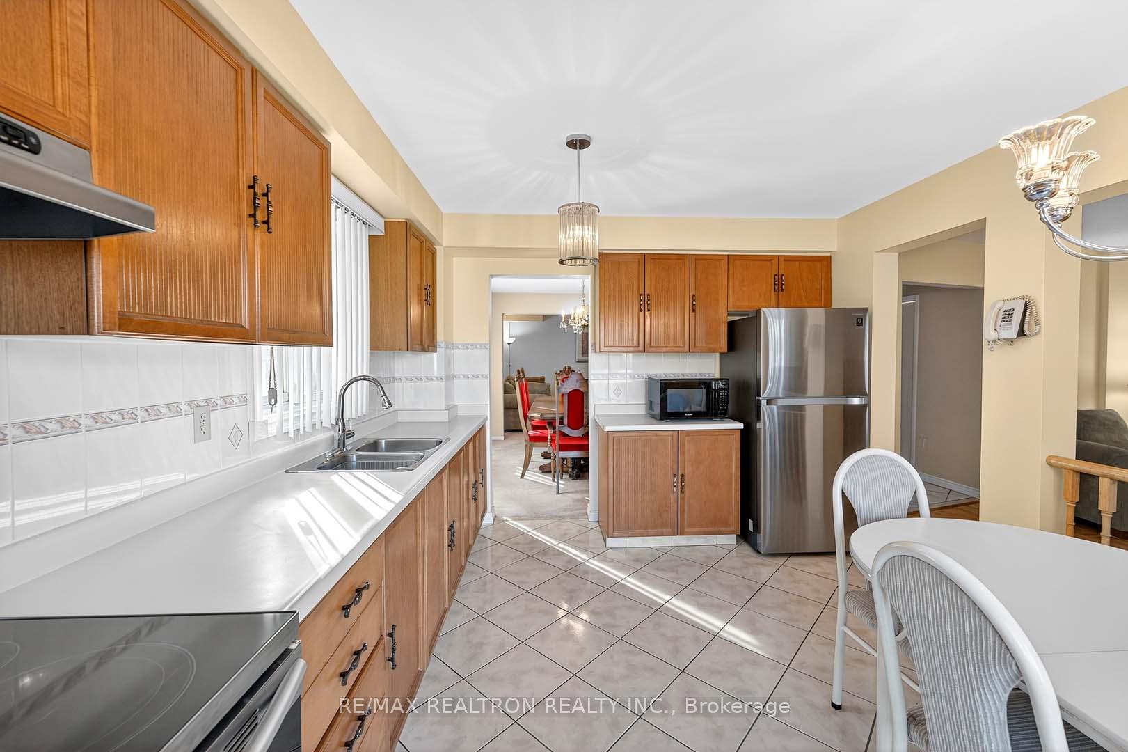 Photo 8 of 18 Newell Place, Brampton, Westgate — HOMEH