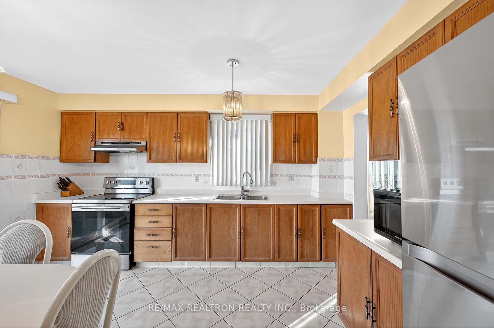 Photo 11 of 18 Newell Place, Brampton, Westgate — HOMEH