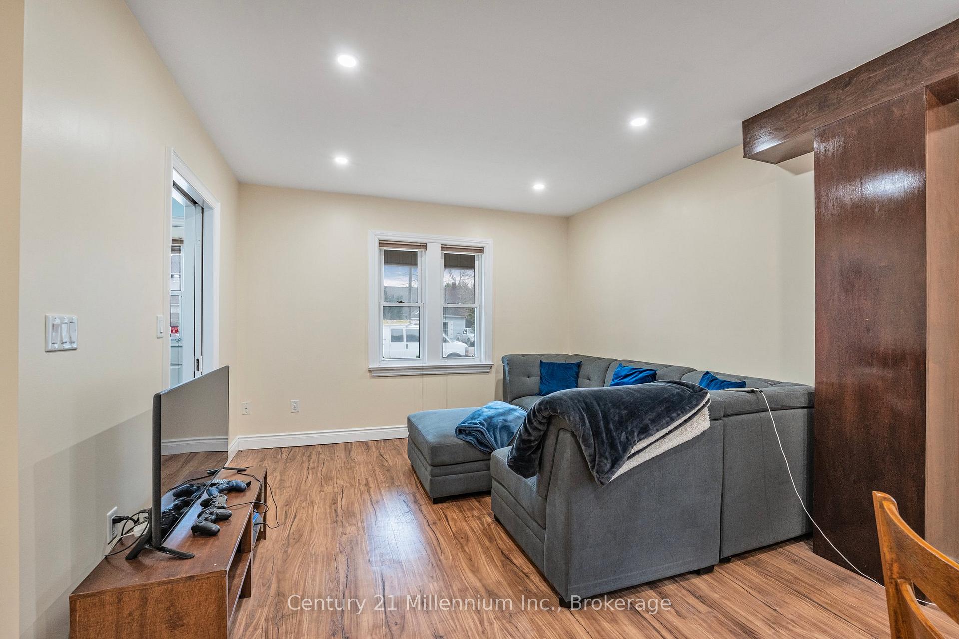 Photo 15 of 50 Donald Street, Barrie, Queen's Park — HOMEH