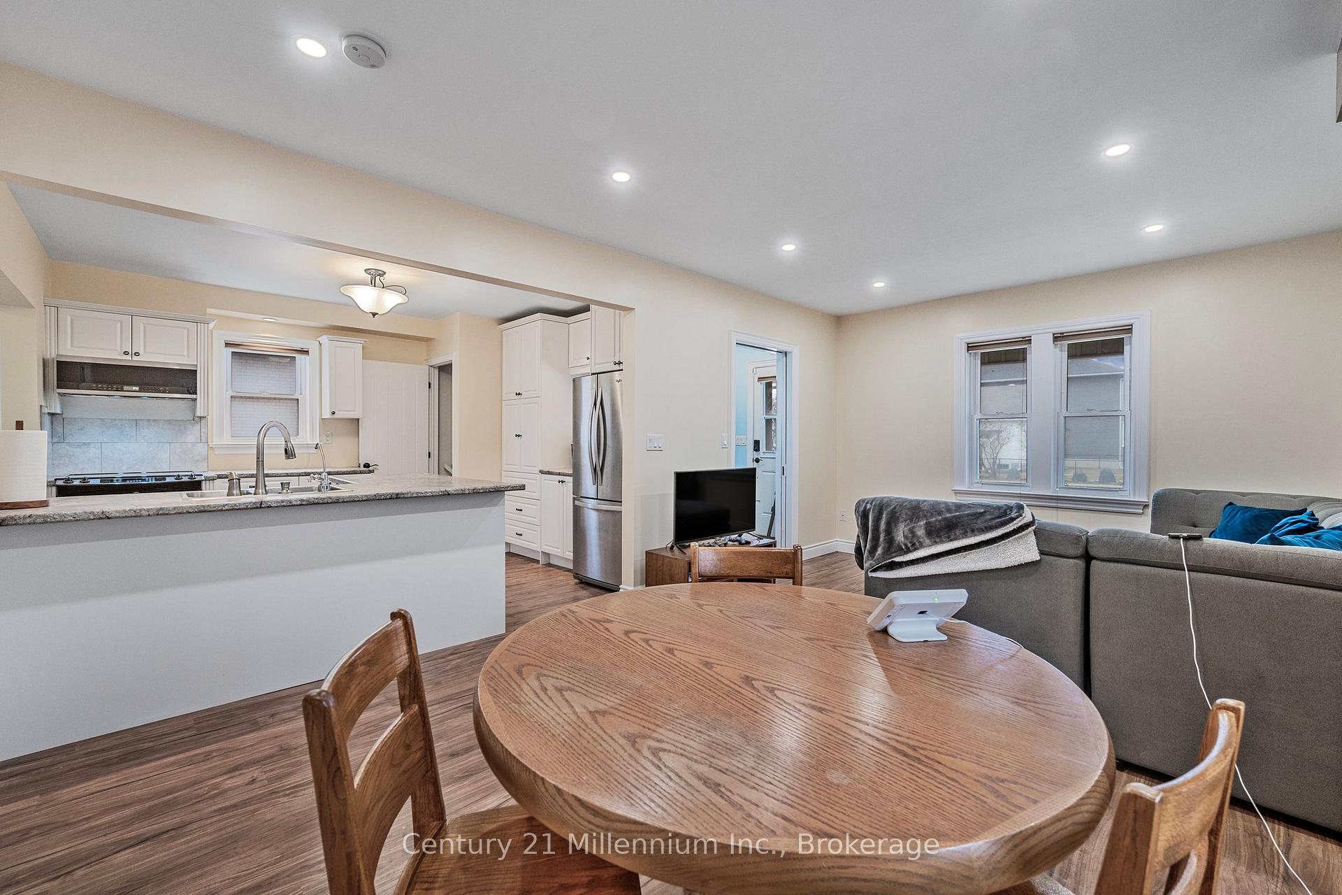 Photo 17 of 50 Donald Street, Barrie, Queen's Park — HOMEH