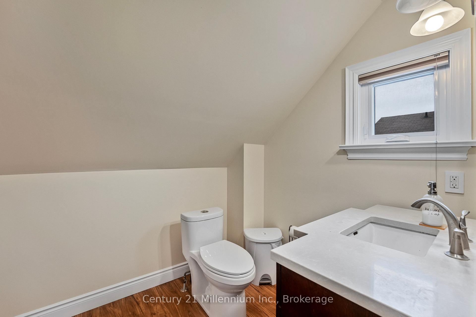 Photo 35 of 50 Donald Street, Barrie, Queen's Park — HOMEH