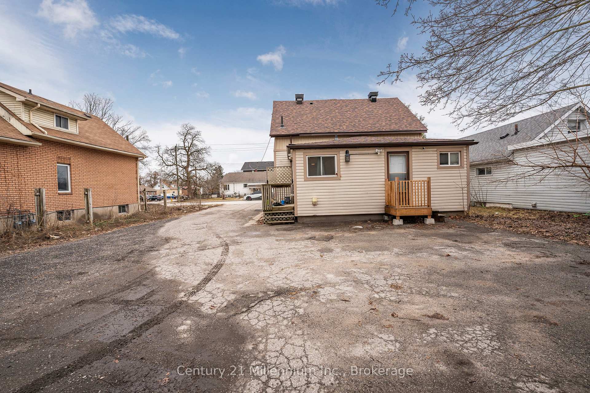 Photo 43 of 50 Donald Street, Barrie, Queen's Park — HOMEH