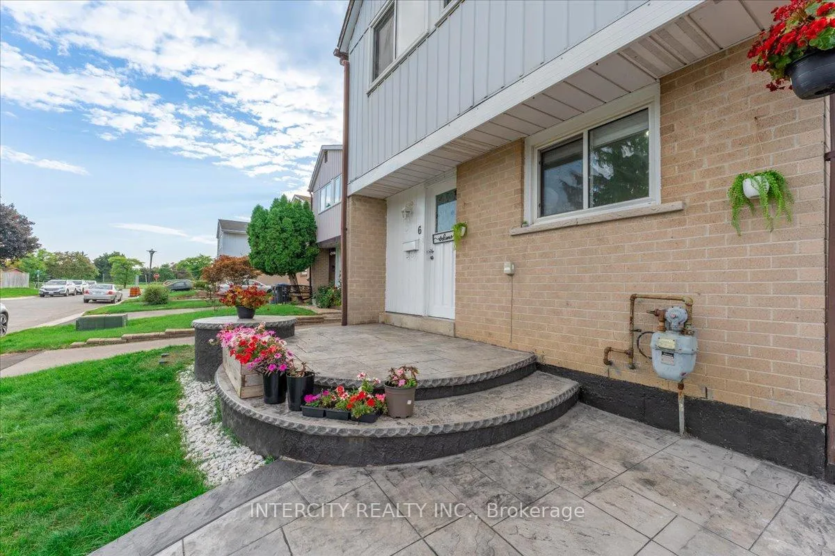 Photo 5 of 6 Hedley Court, Brampton, Central Park — HOMEH