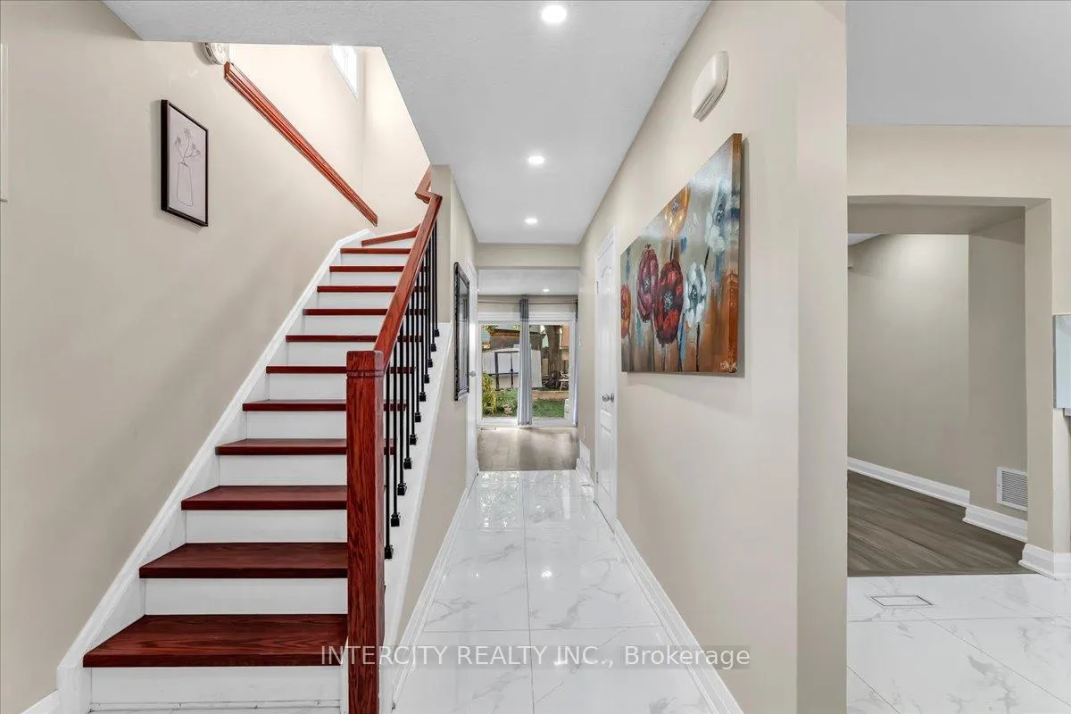 Photo 7 of 6 Hedley Court, Brampton, Central Park — HOMEH