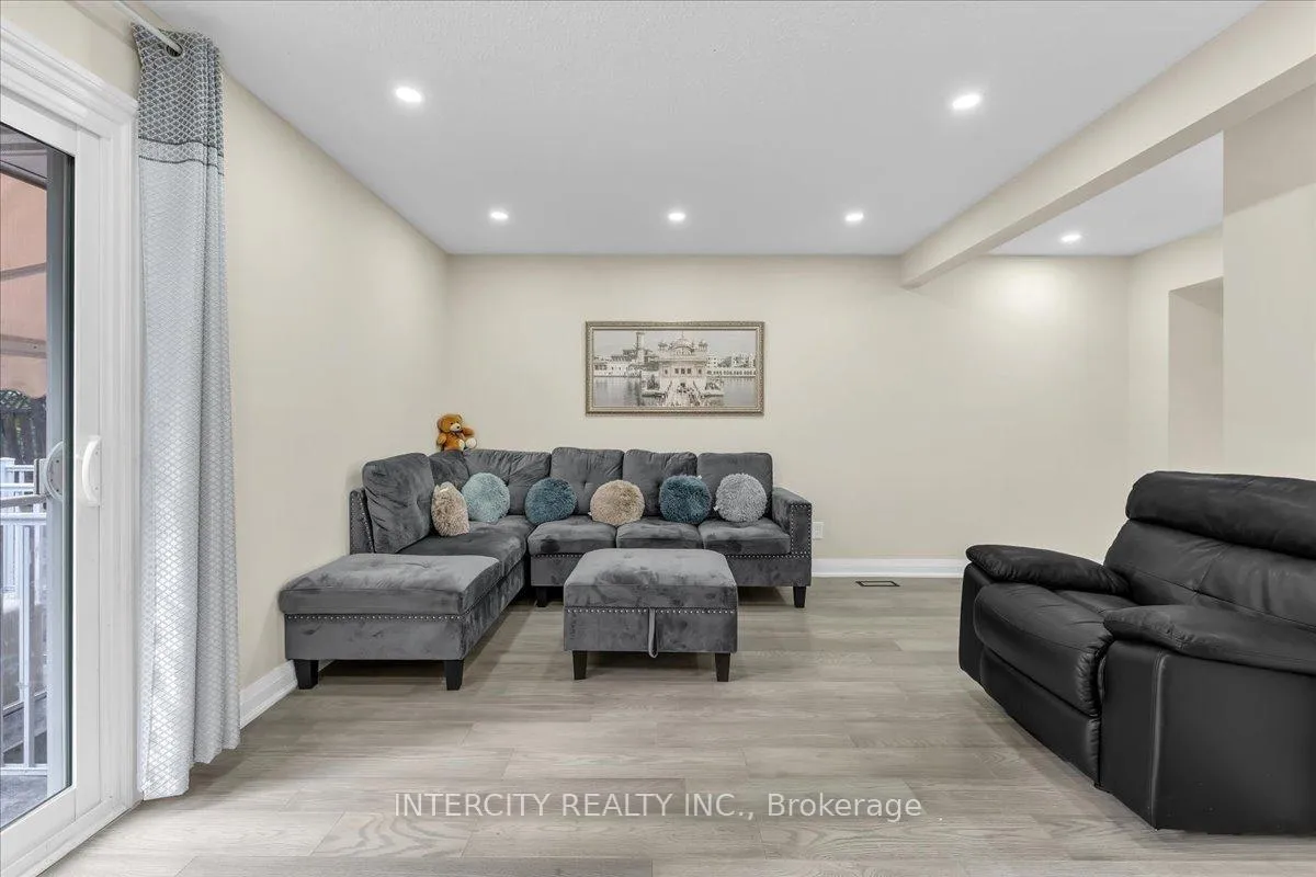 Photo 8 of 6 Hedley Court, Brampton, Central Park — HOMEH