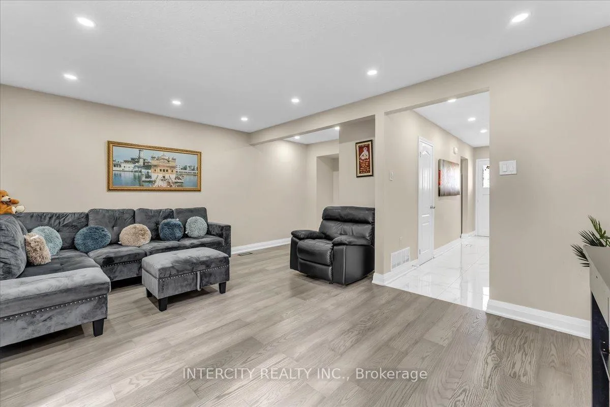 Photo 9 of 6 Hedley Court, Brampton, Central Park — HOMEH