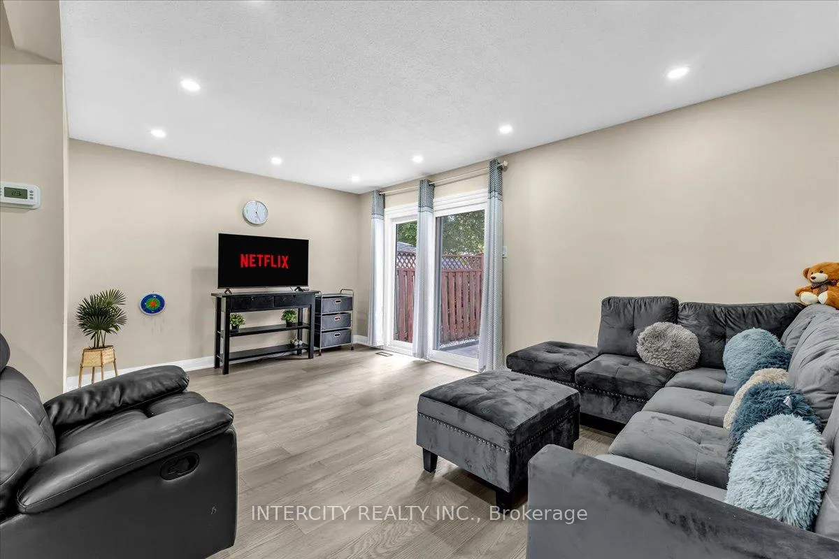 Photo 10 of 6 Hedley Court, Brampton, Central Park — HOMEH