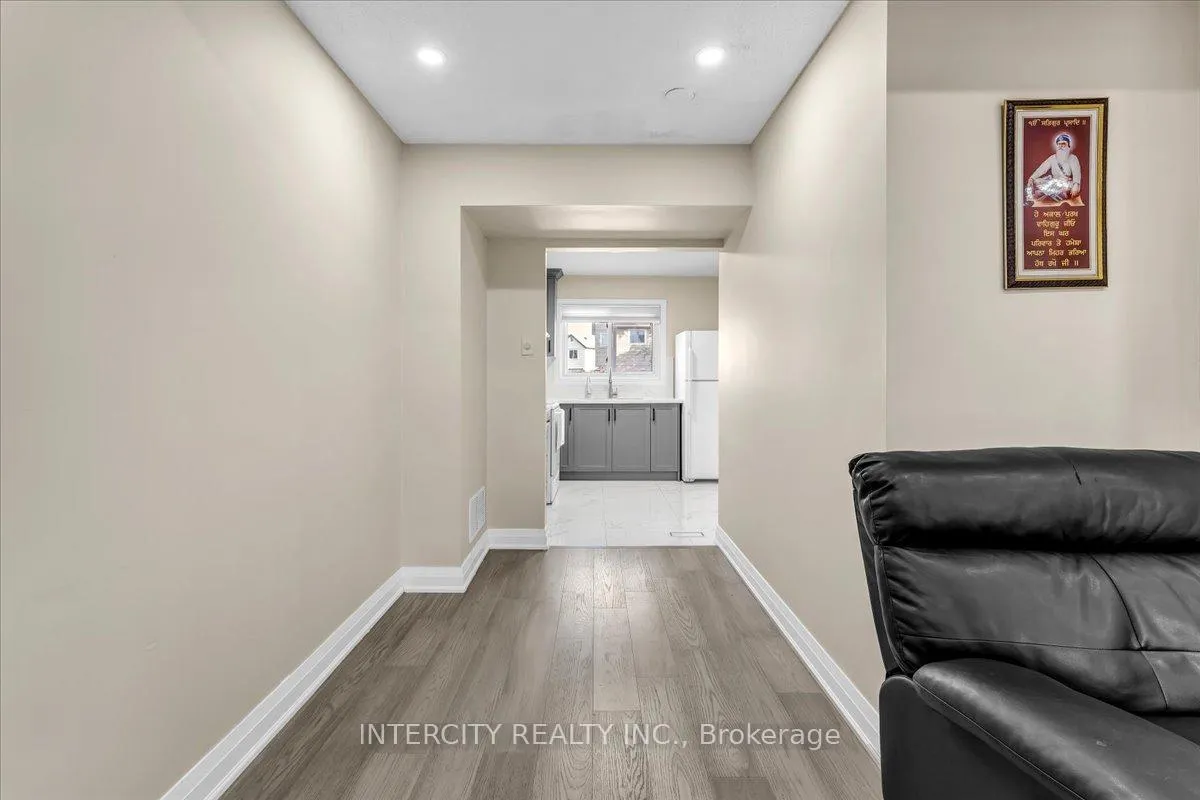 Photo 11 of 6 Hedley Court, Brampton, Central Park — HOMEH