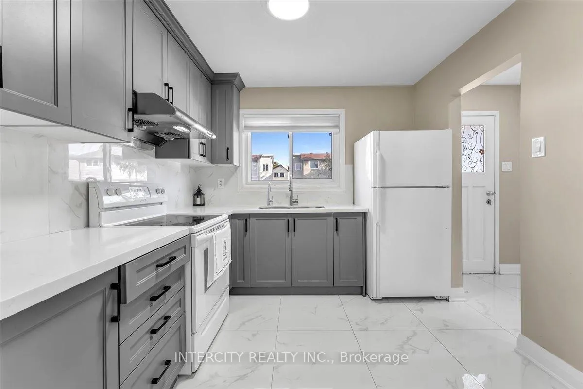 Photo 12 of 6 Hedley Court, Brampton, Central Park — HOMEH