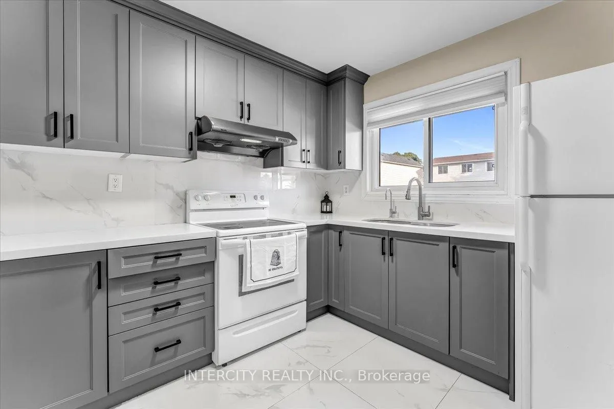 Photo 13 of 6 Hedley Court, Brampton, Central Park — HOMEH