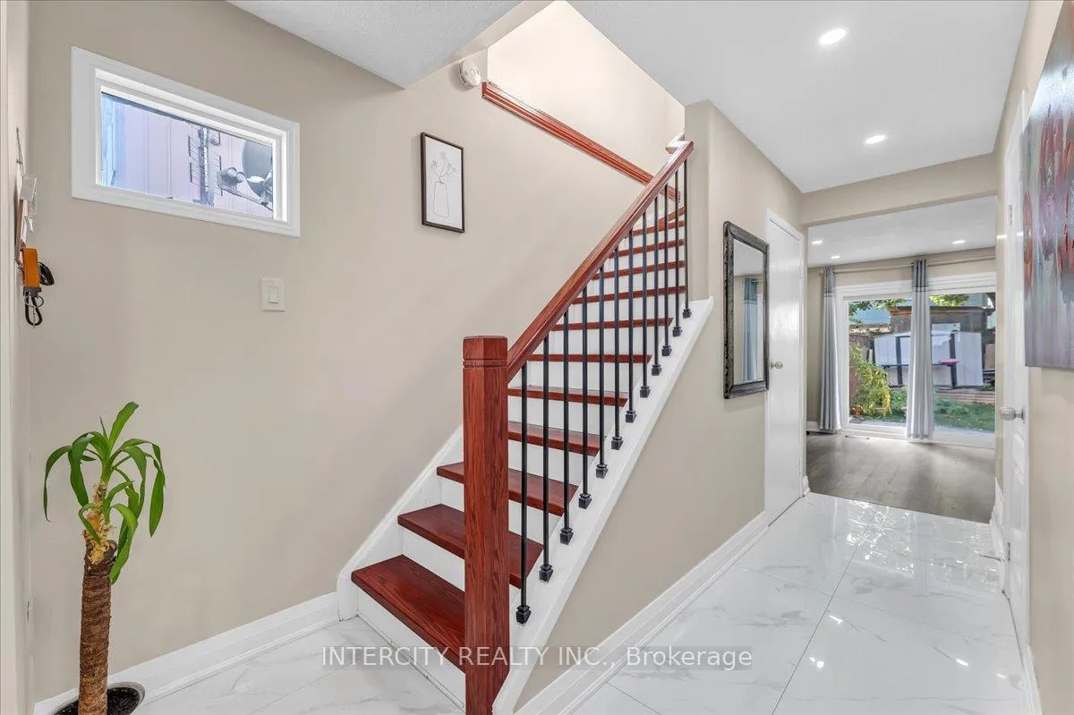 Photo 16 of 6 Hedley Court, Brampton, Central Park — HOMEH