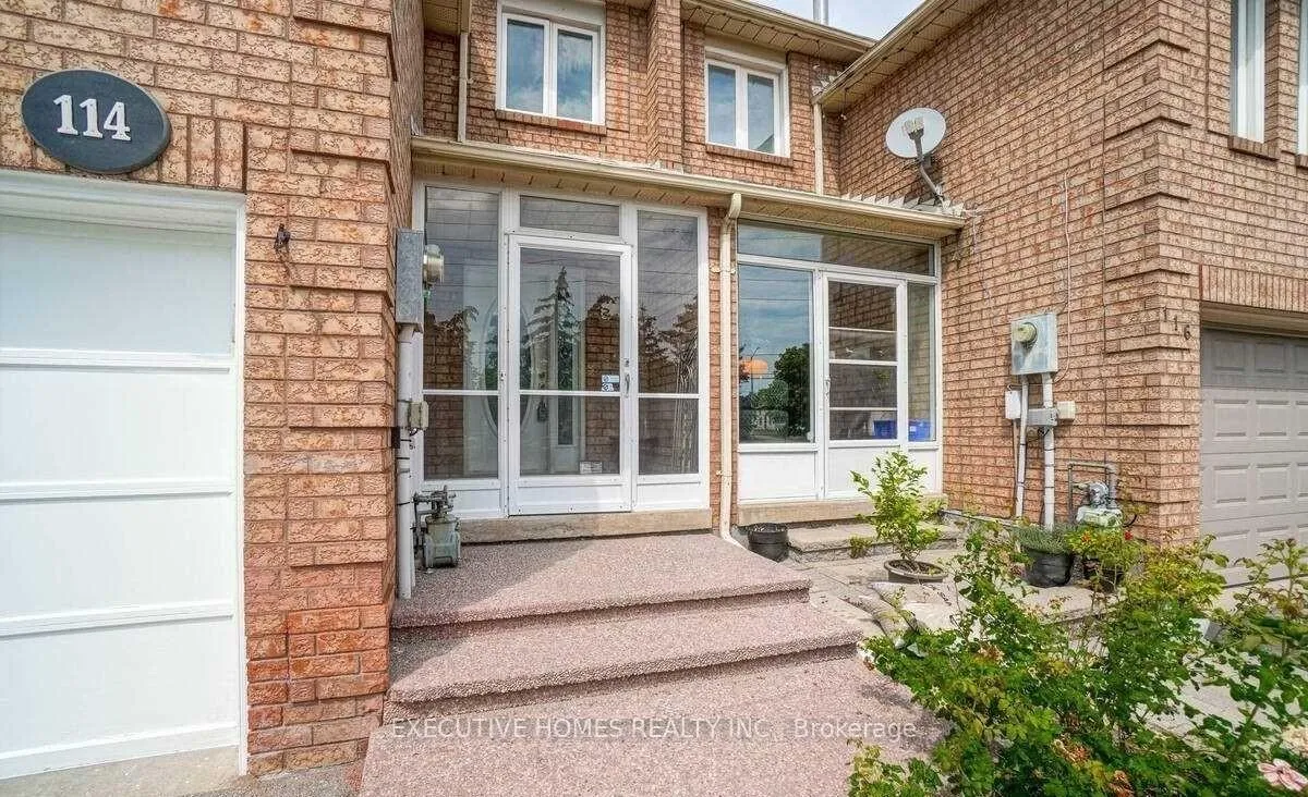 Photo 4 of 114 Toba Crescent, Brampton, Heart Lake — HOMEH