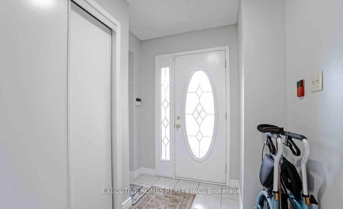 Photo 5 of 114 Toba Crescent, Brampton, Heart Lake — HOMEH