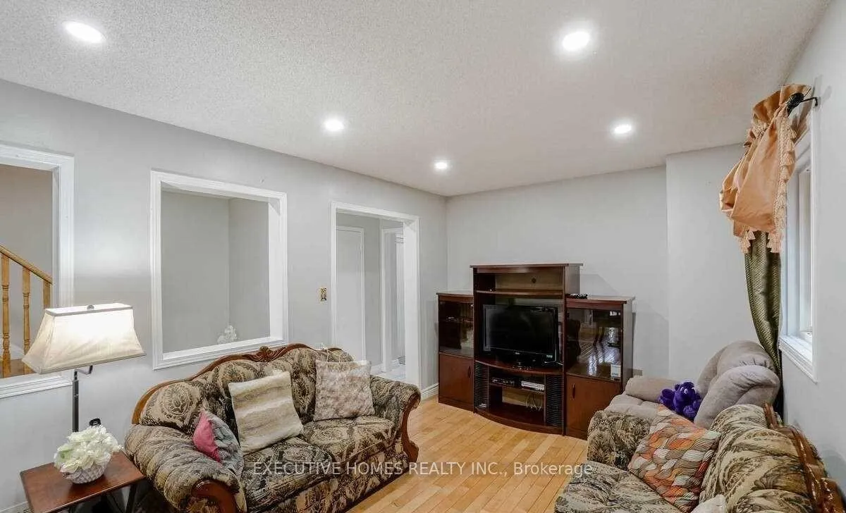 Photo 6 of 114 Toba Crescent, Brampton, Heart Lake — HOMEH
